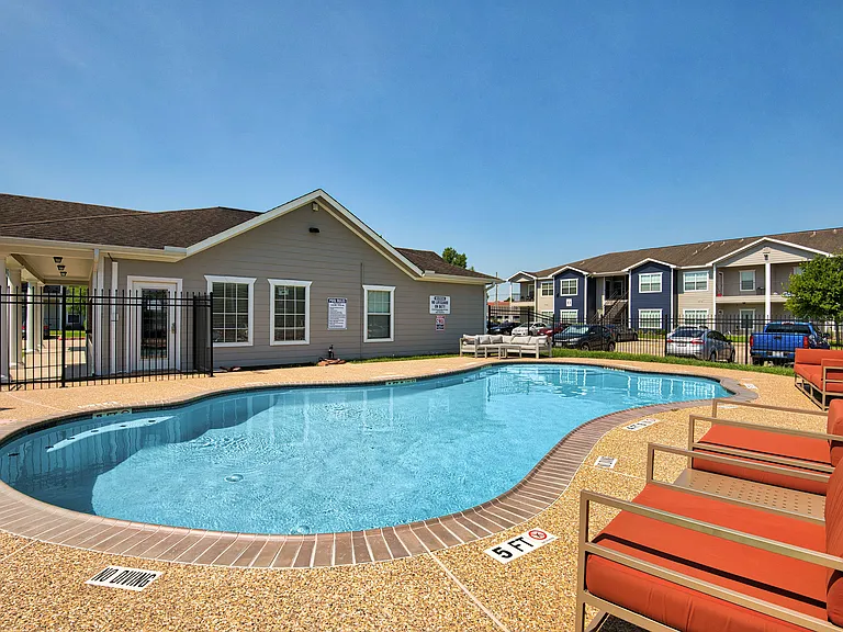 EXTERIOR-SWIMMINGPOOL-01