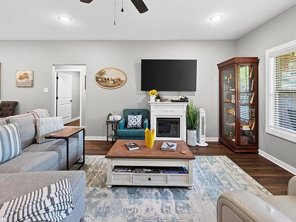 5th image of 104 Heather Ln