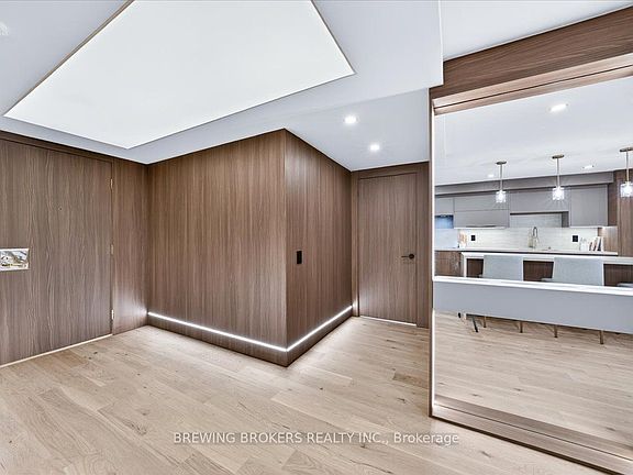 4th image of 3600 Yonge St #737