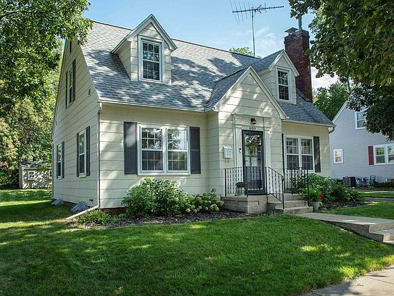 4th image of 609 1st Ave NE