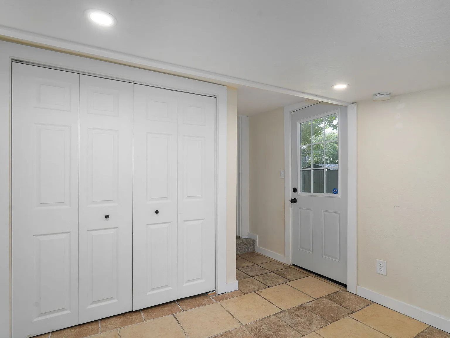 2 bed, 835 sqft, $1,300 — Photo 2