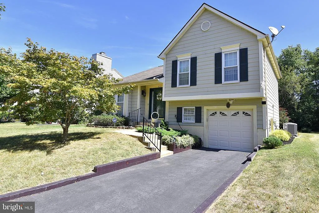 828 Sunnyfield Ln photo 1