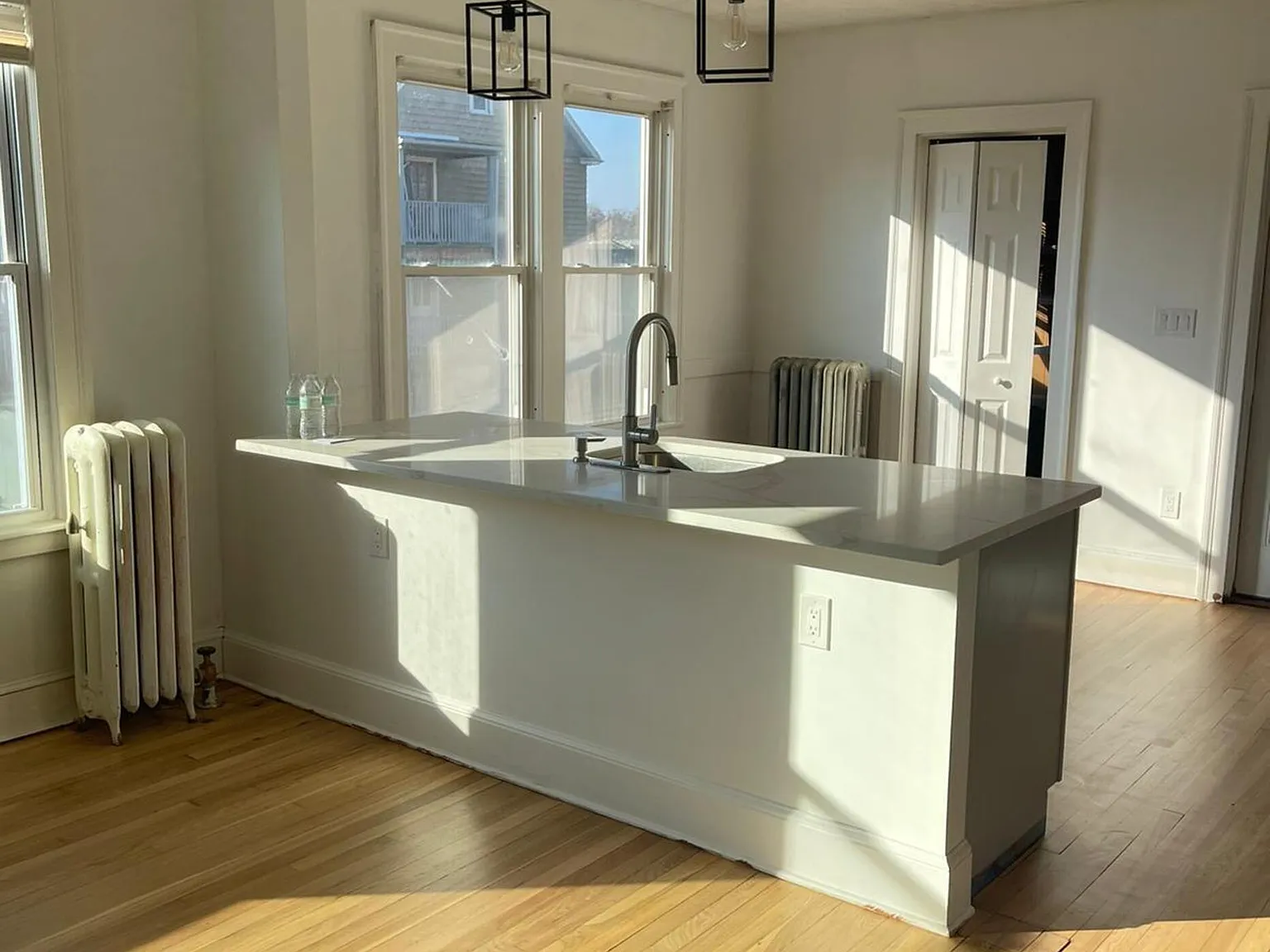 3 bed, 1.0 bath, 4062 sqft, $2,200 — Photo 3