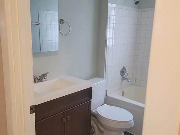 3rd image of 924 Lafayette Ave