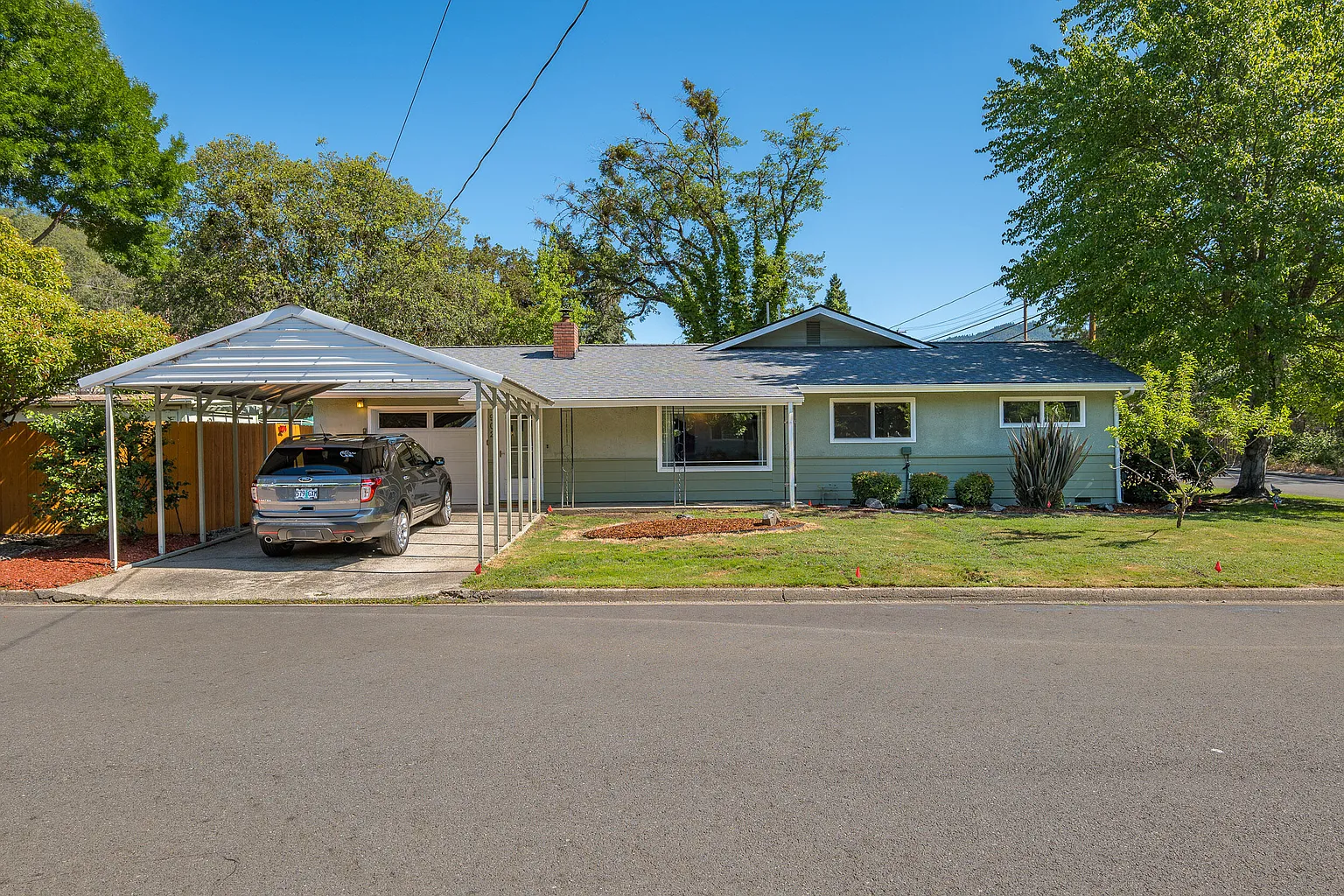 902 NW Sunset Dr photo 1