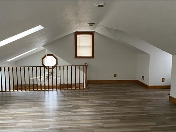 4th image of 631 Woodlawn Ave