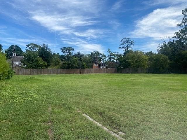 2nd image of 3221 N Macgregor Way