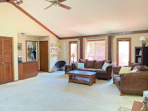 4th image of 305 N Bayberry Ln