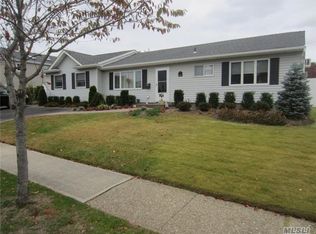 62 Southwood Cir, Syosset, NY 11791