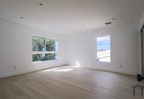 3rd image of 11810 Gilmore St #4
