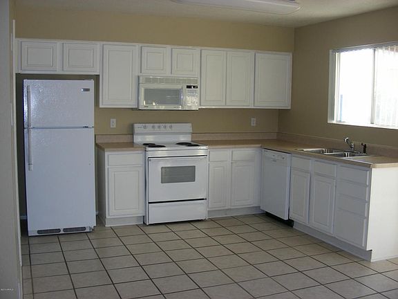 3rd image of 910 W Campo Bello Dr