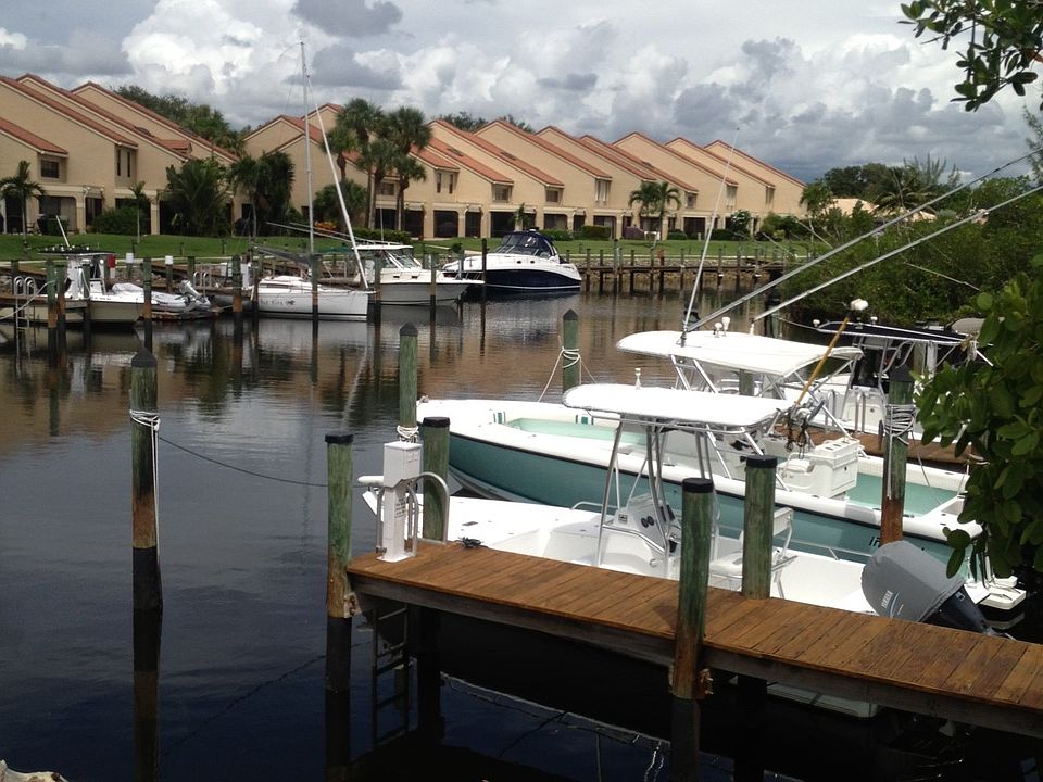 Relax and watch the boats goes bue