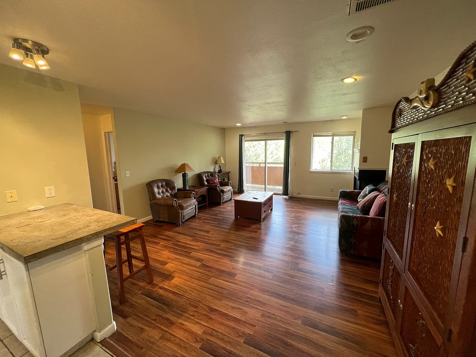 2 bed, 903 sqft, $3,000 — Photo 2