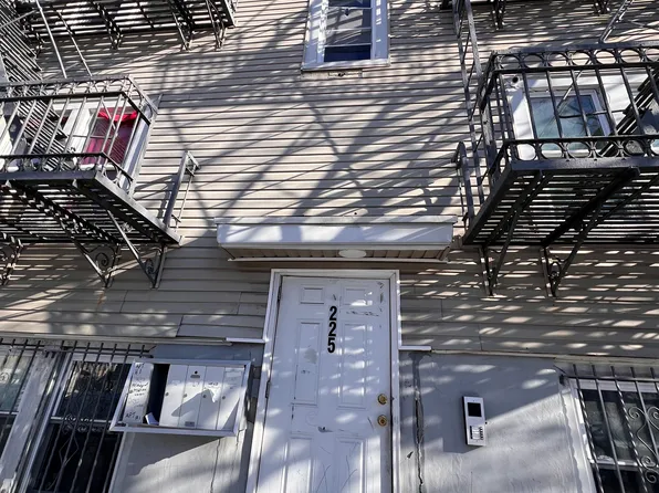 225 New St #2L, Orange, NJ 07050