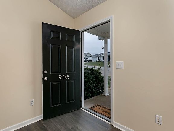 5th image of 905 Martha Branch Dr