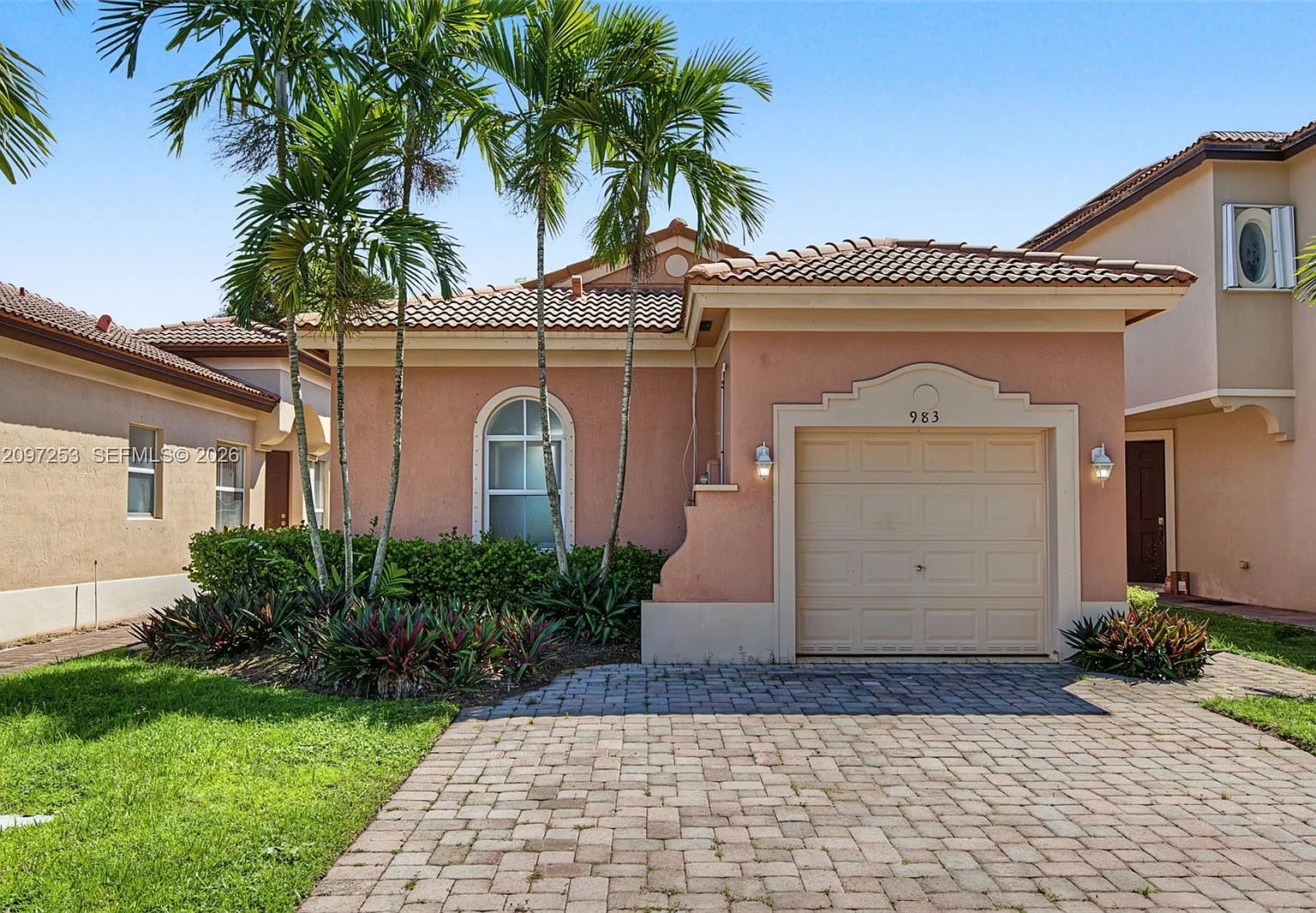 Portofino Pointe — Photo 2