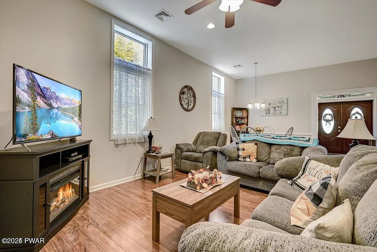 2 bed, 1.0 bath, 850 sqft, $1,600 — Photo 3