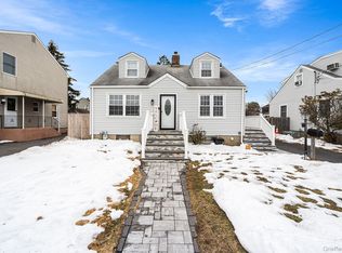 7 Cambridge Avenue, Bethpage, NY 11714