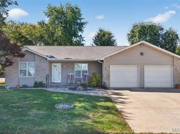 360 Courtland Dr, Highland, IL 62249