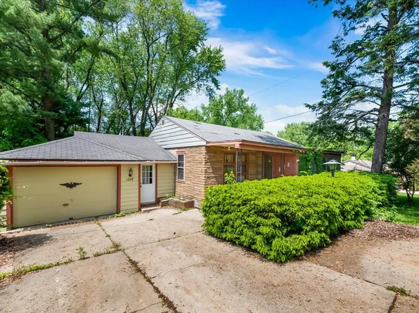 1215 Pine St, Lake In The Hills, IL 60156