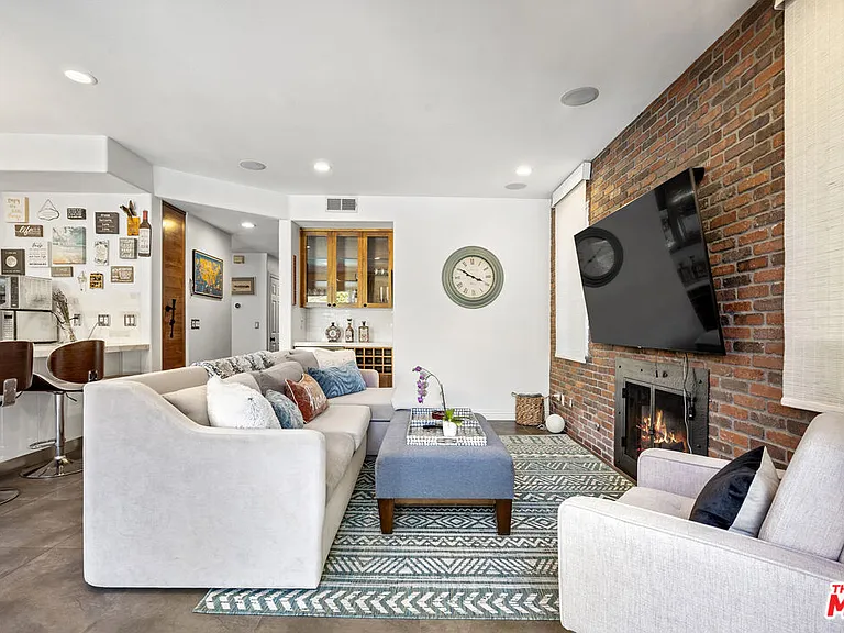 4544 Tobias Ave — Photo 36