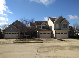 29W522 Cerny Cir, Warrenville, IL 60555