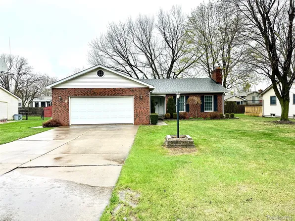 6285 Pleasant St, East China, MI 48054