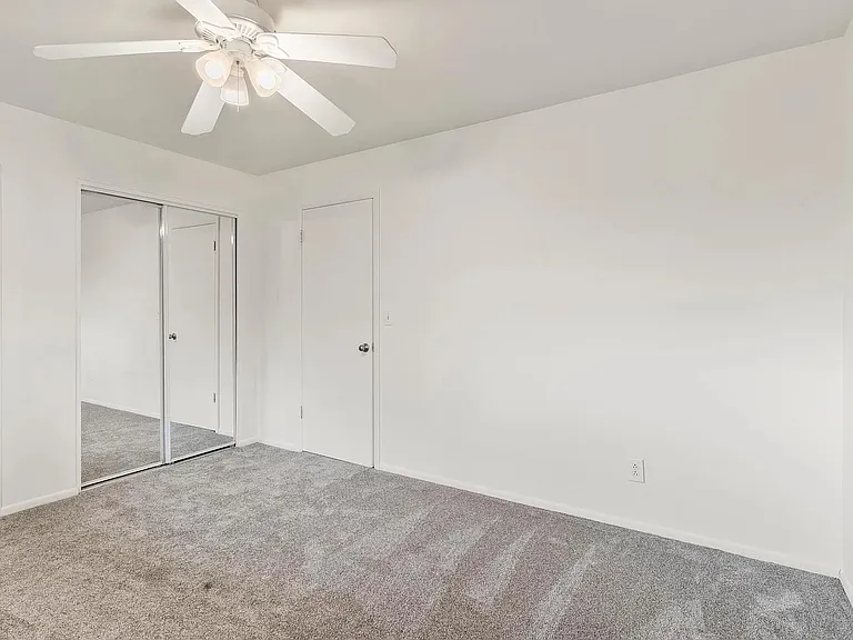 Park Lane Apartments — Photo 12