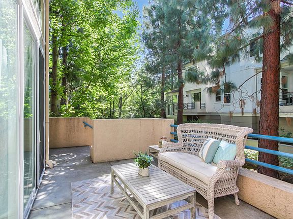 4th image of 422 Galleria Dr APT 2
