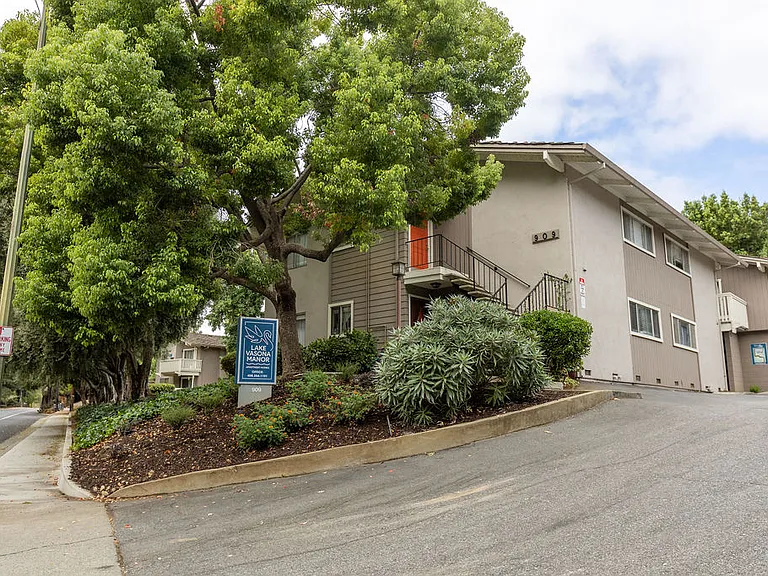 Lake Vasona Manor — Photo 22