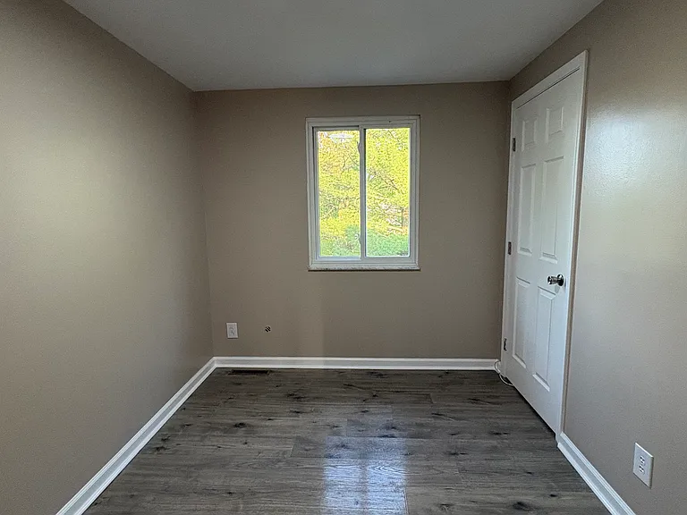 203 Parkwood Dr — Photo 2