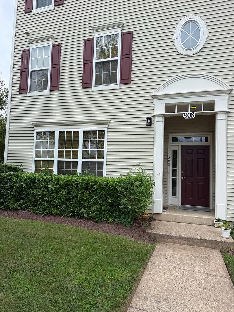 End Unit Two Level Condo With 1 Car Garage, Close To Kentlands, Downtown Crown And Metro — Photo 1