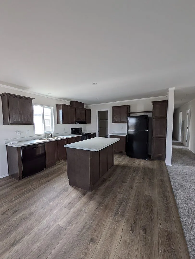 Charming 3 Bedroom 2 Bathroom Home for Rent or Purchase — Photo 2