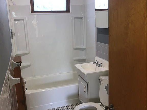 5th image of 300 Helen St #1