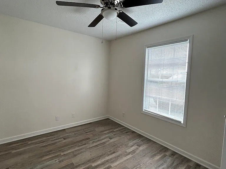 220 Anthony Ln #D — Photo 6
