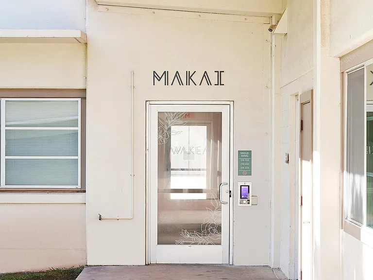 WakeaGardens_Exterior_MakaiEntranceHallway