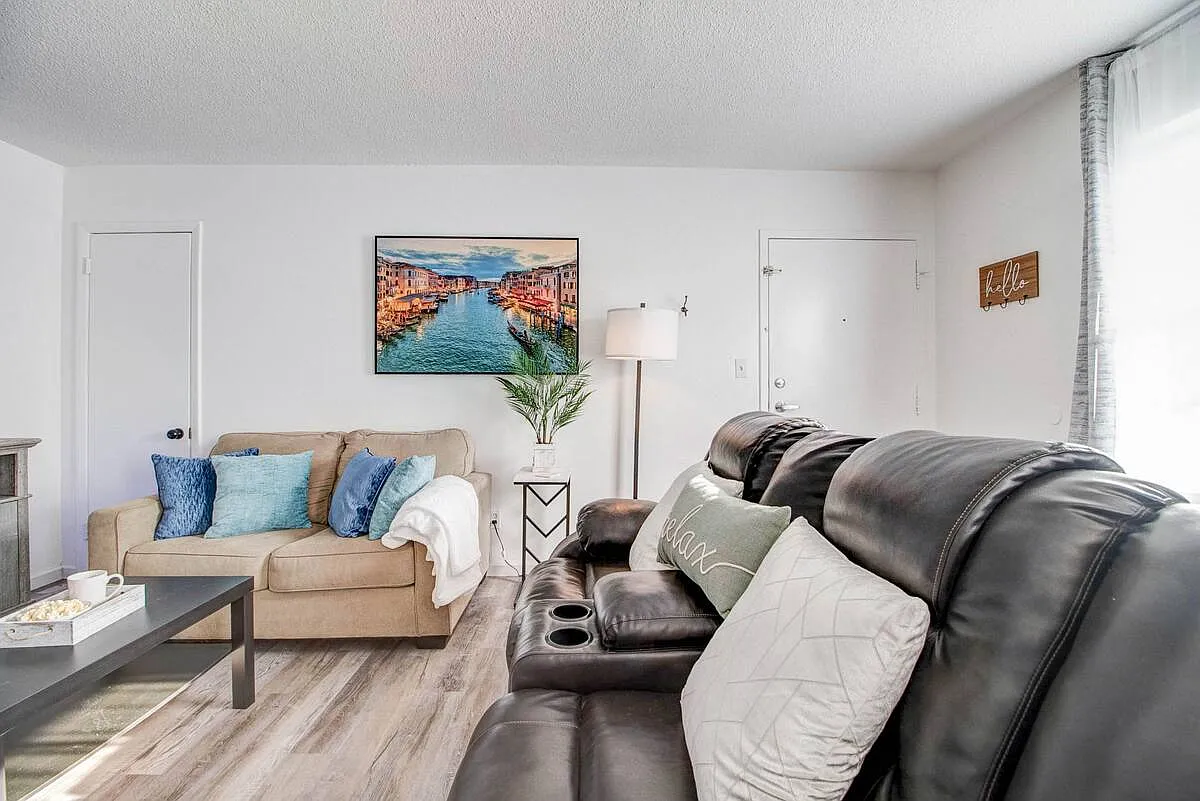2 bed, 790 sqft, $2,400 — Photo 3