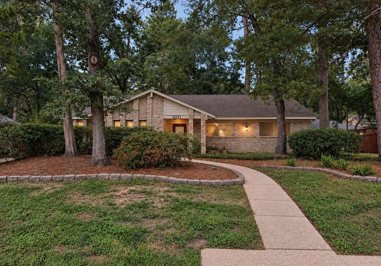 4 bed, 2.5 bath, 2288 sqft, $2,500 — Photo 1