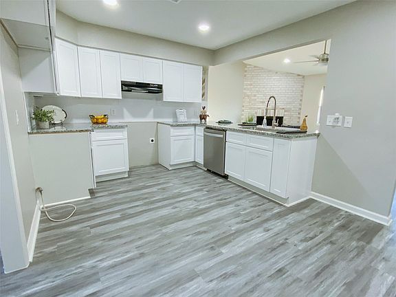 5th image of 1702 Oakbury Dr