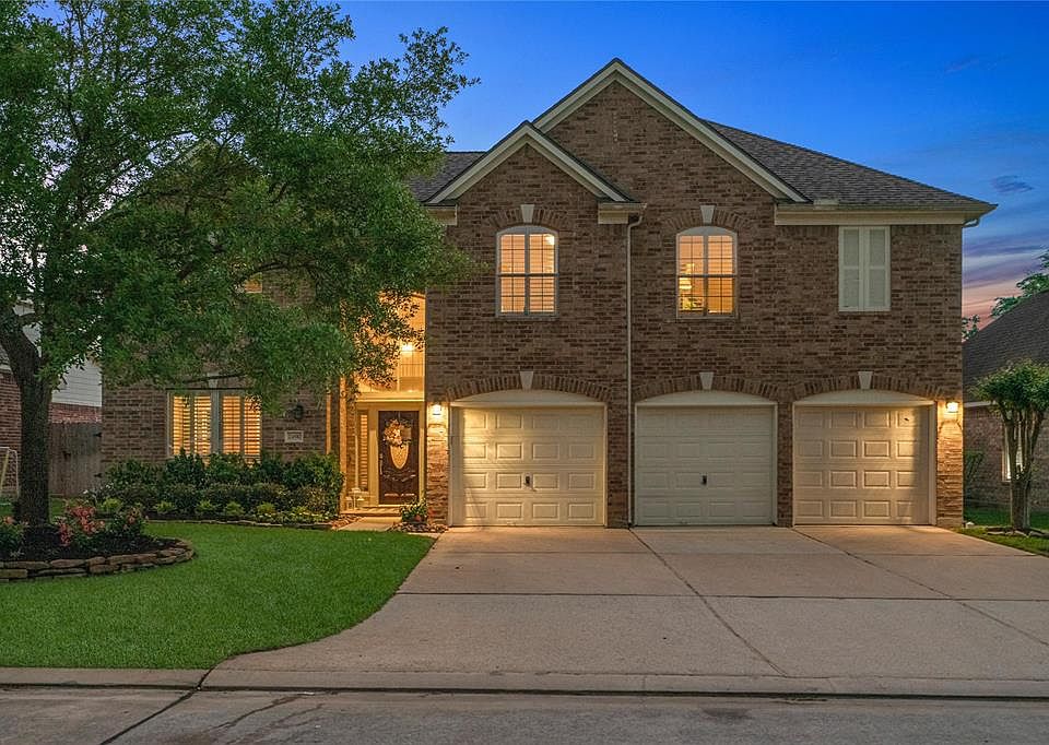 Welcome to 24810 Corbin Gate Drive located in the lovely neighborhood of Auburn Lakes. Centrally located close to restaurants and shopping in The Woodlands with easy access to Grand Parkway and I-45.