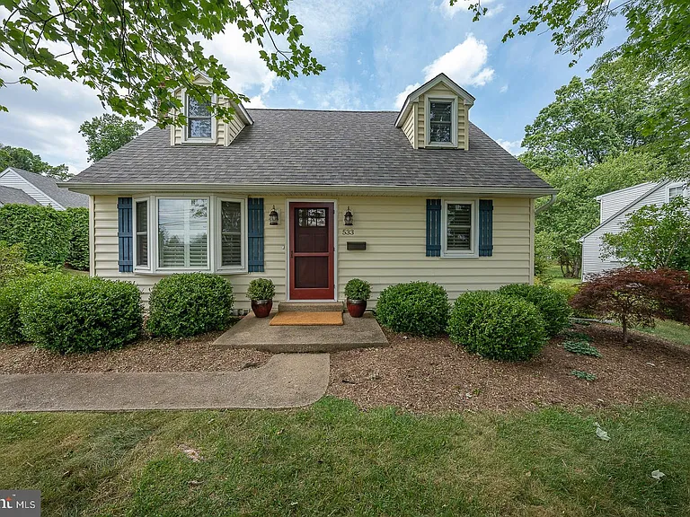 533 Monument Ave — Photo 2