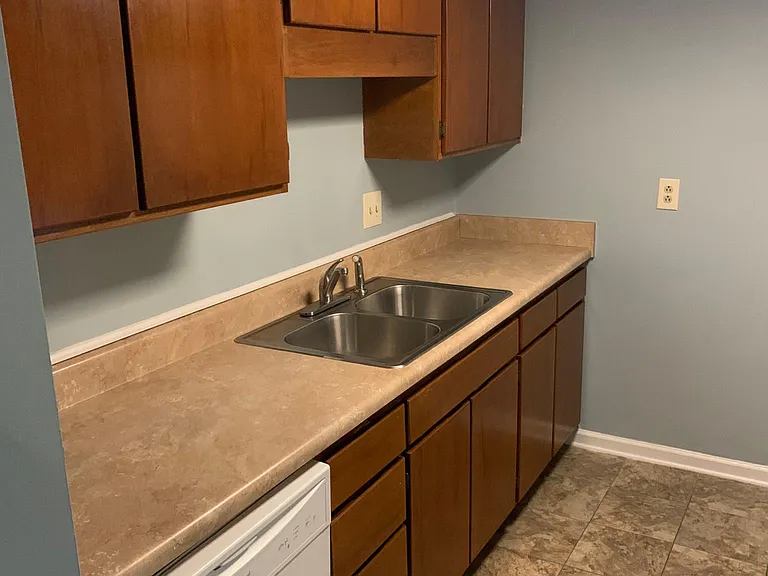 510 E Gillespie St — Photo 8