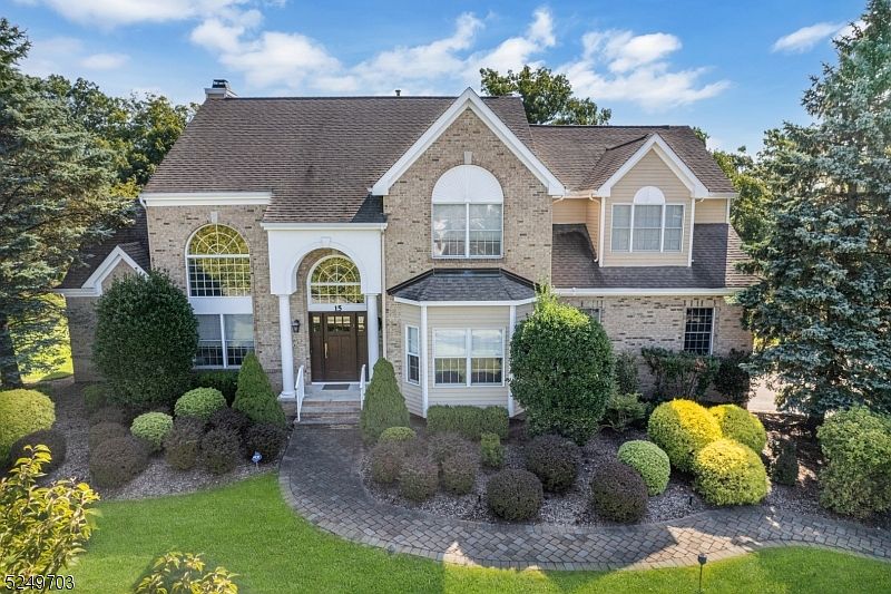 1st image of 15 Thames Dr