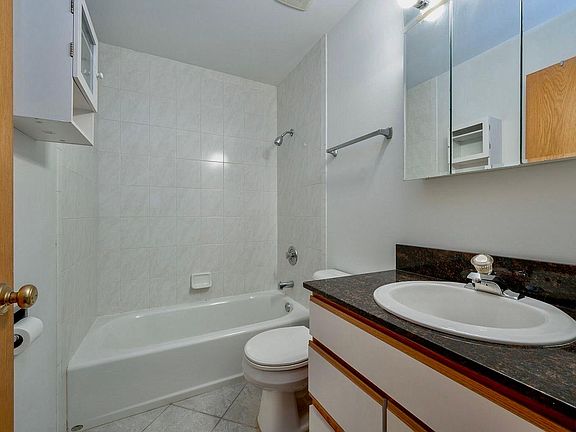 4th image of 811 S Claremont Ave #3