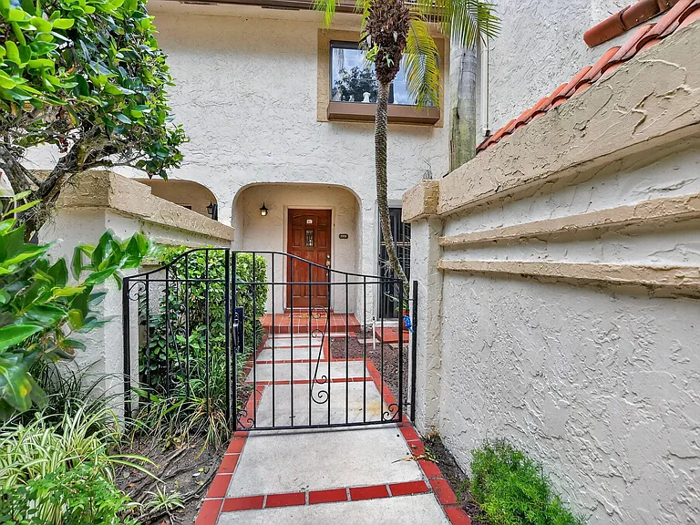 7773 La Mirada Dr — Photo 2
