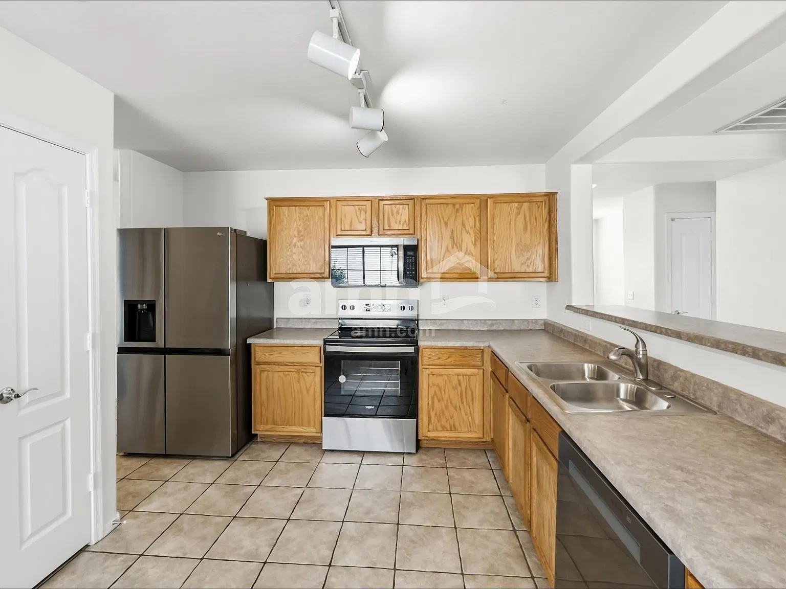 3 bed, 2.0 bath, 1633 sqft, $1,670 — Photo 3