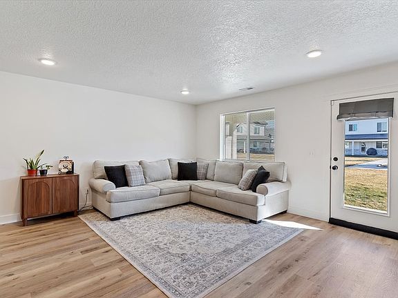 4th image of 3047 S Old Emigrant Rd