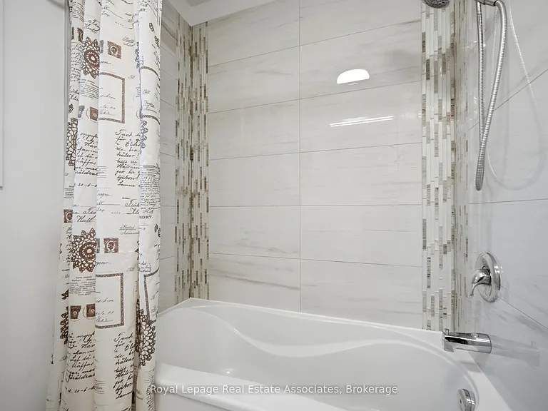1308 Valerie Cres — Photo 24
