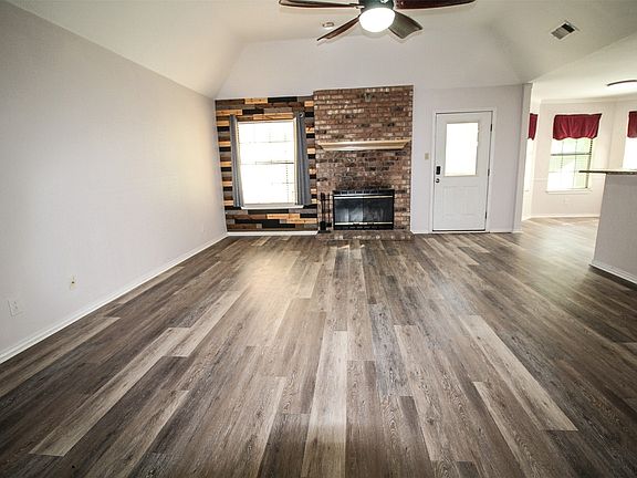 5th image of 812 Mockingbird St