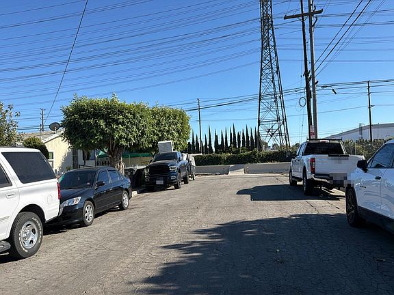 5th image of 1601 S Acacia Ave